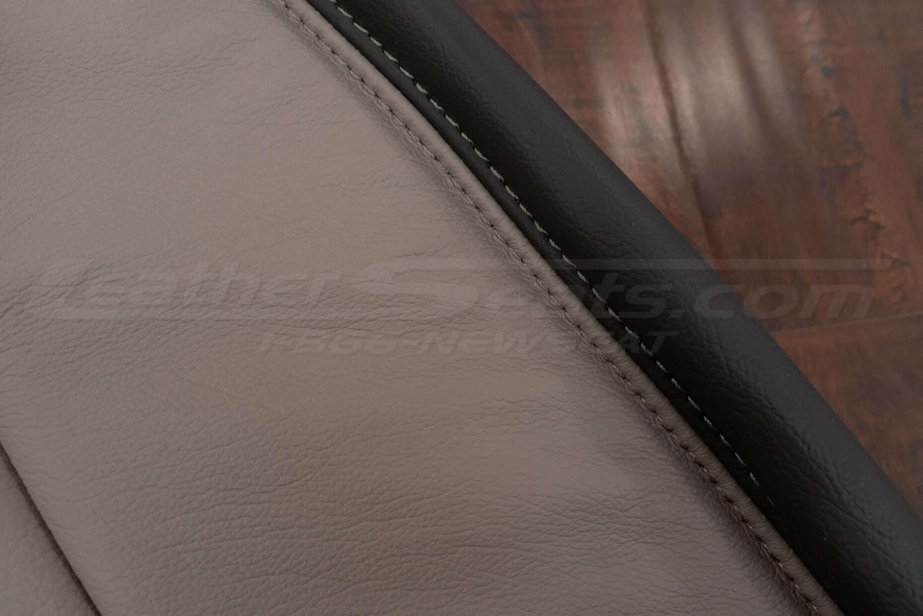 Contrasting Puddy tread of Dark Graphite leather
