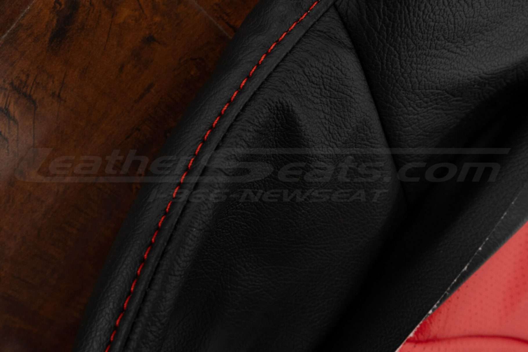 Contrastng top-stitching in Bright Red on black leather