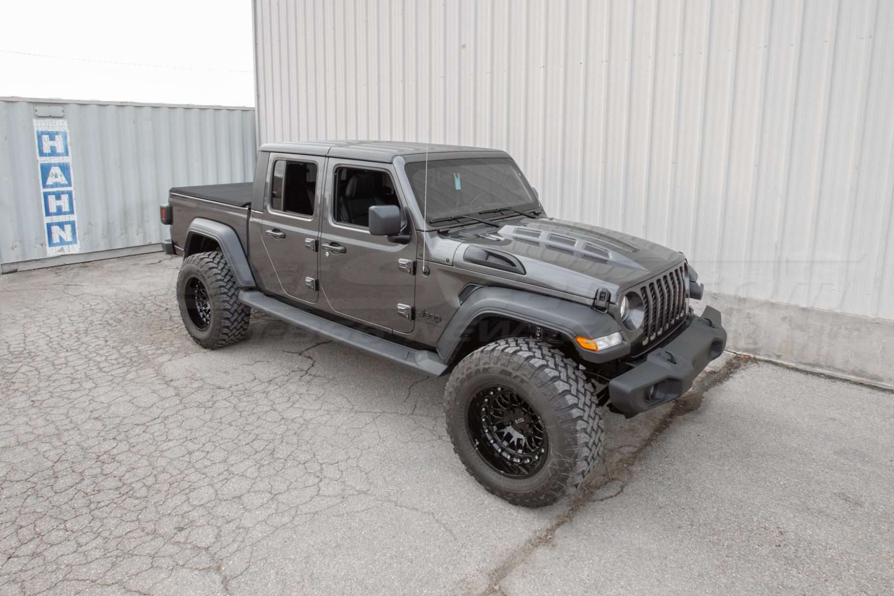 Jeep Gladiator Grey/Silver exterior