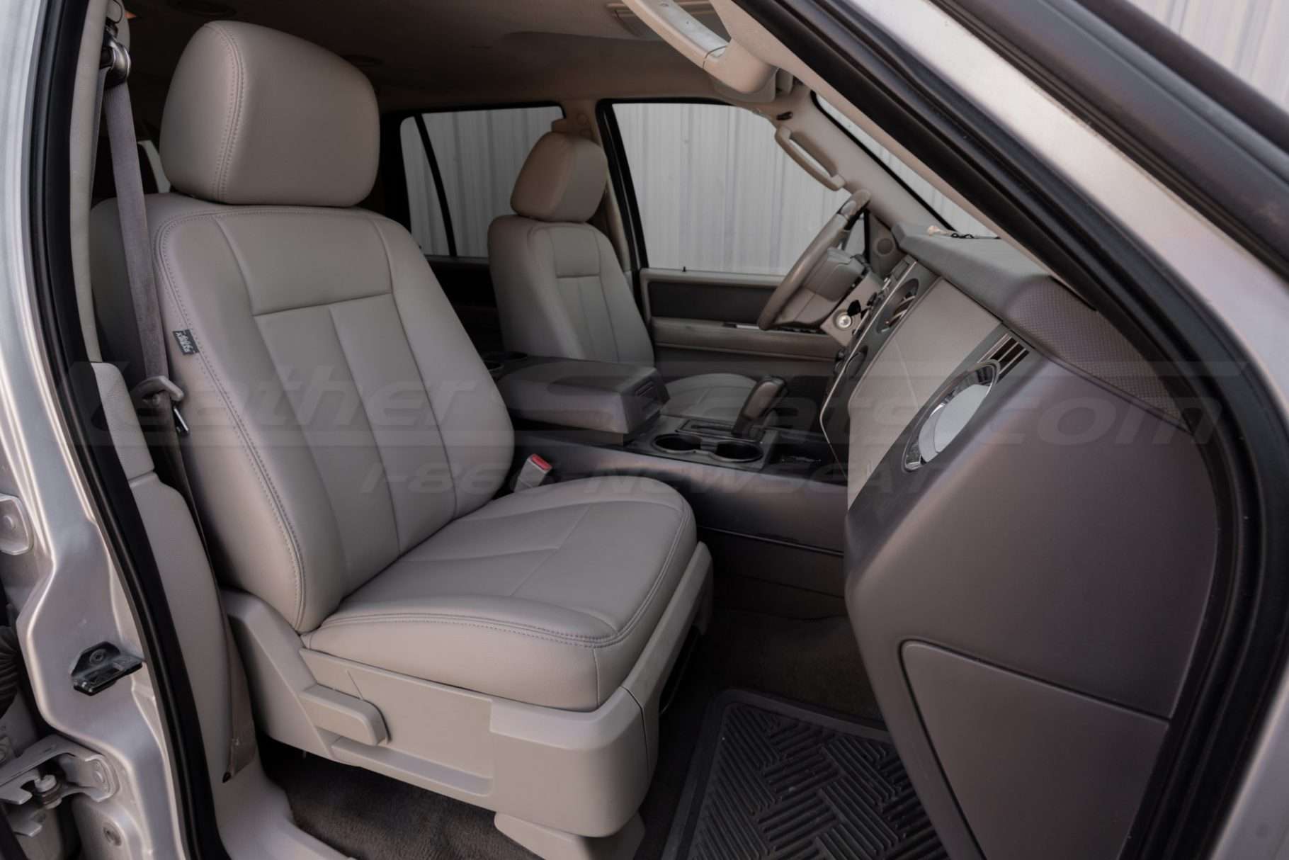 2007-2008 Ford Expedition with aftermarket Stone leather seats installed
