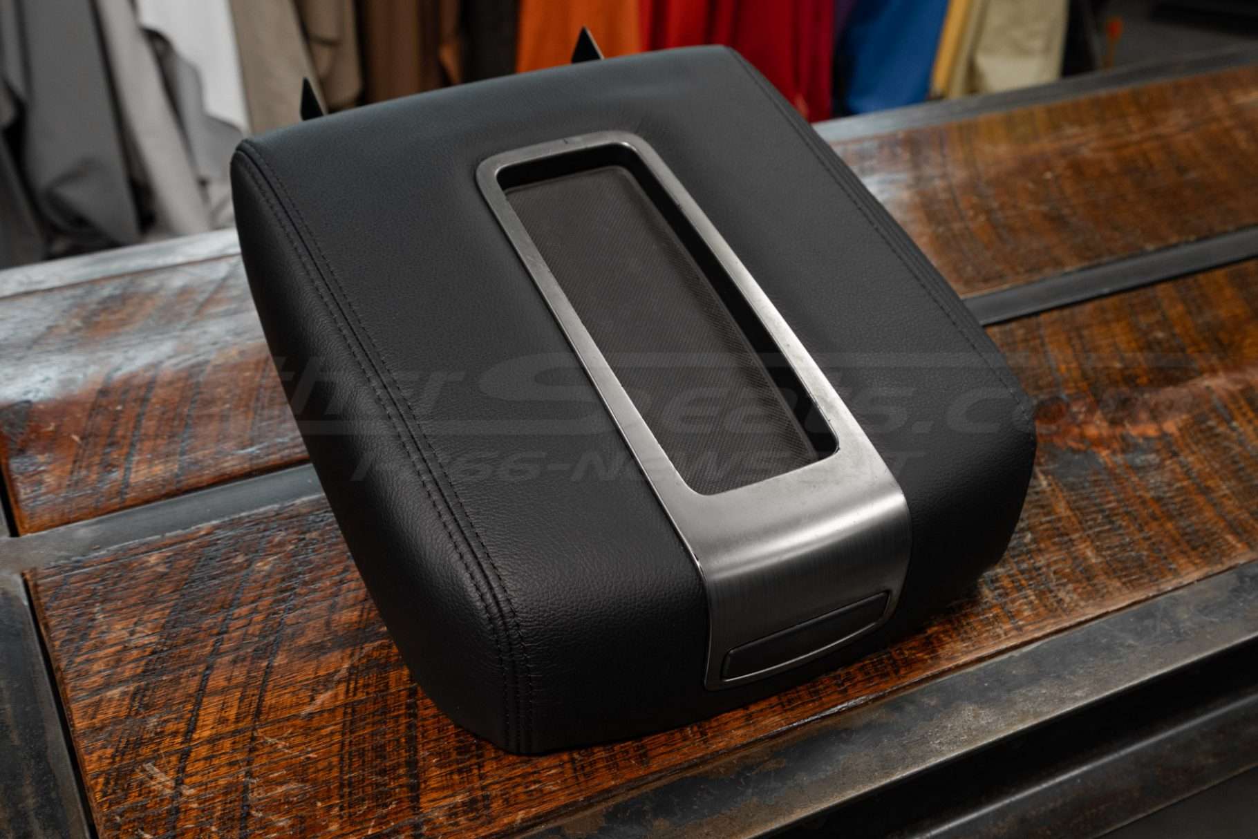 Alternative side view of Hummer H2 aftermarket console lid cover