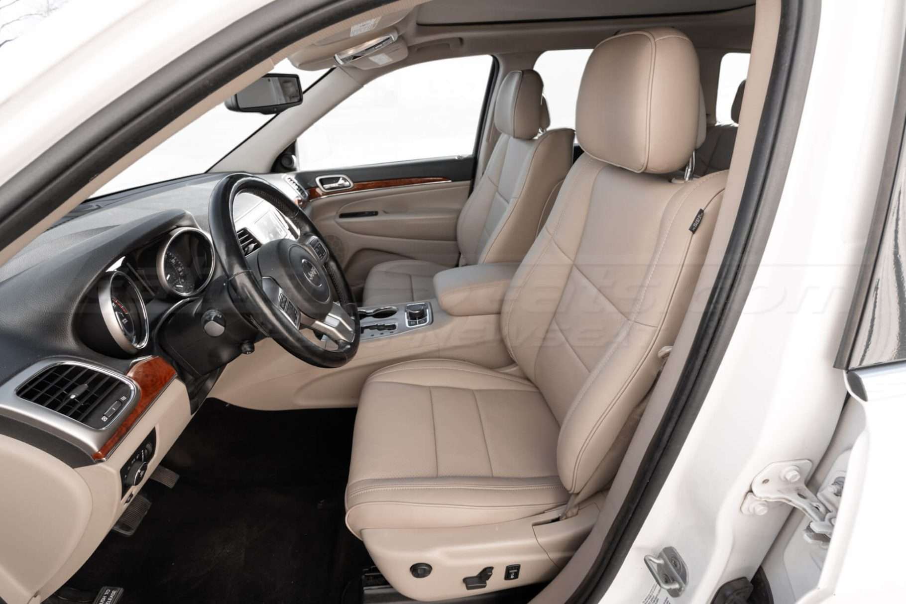 Alternative view of aftermarket leather seat covers for Jeep Grand Cherokee