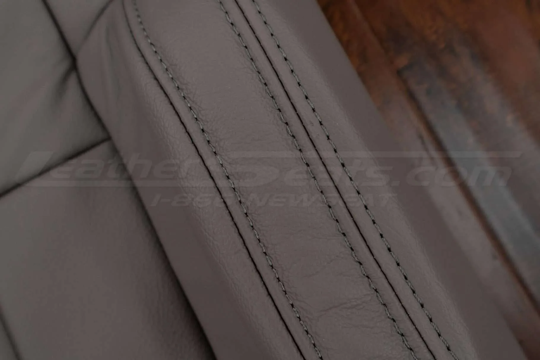 Platinum double-stitching o Platinum leather close-up