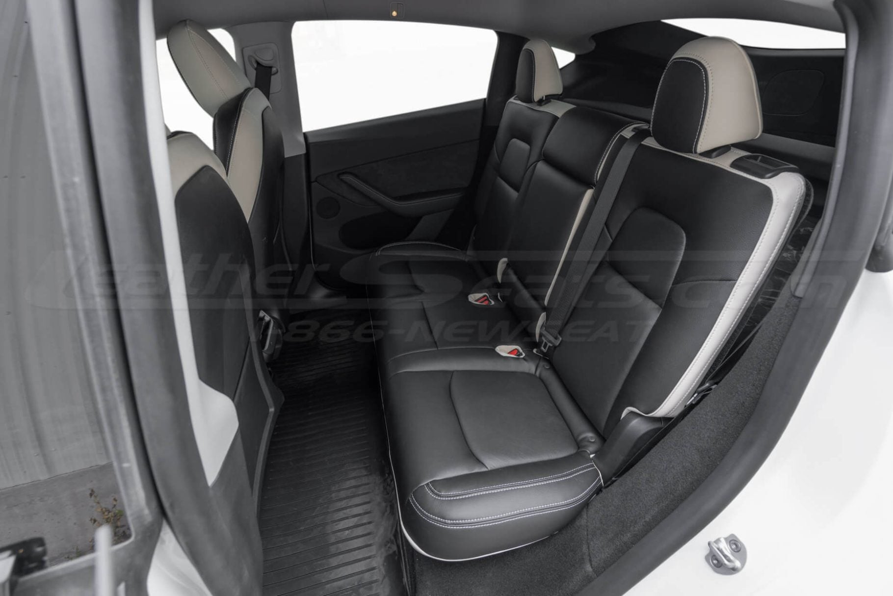 Tesla Model Y rear leather seats omstalled