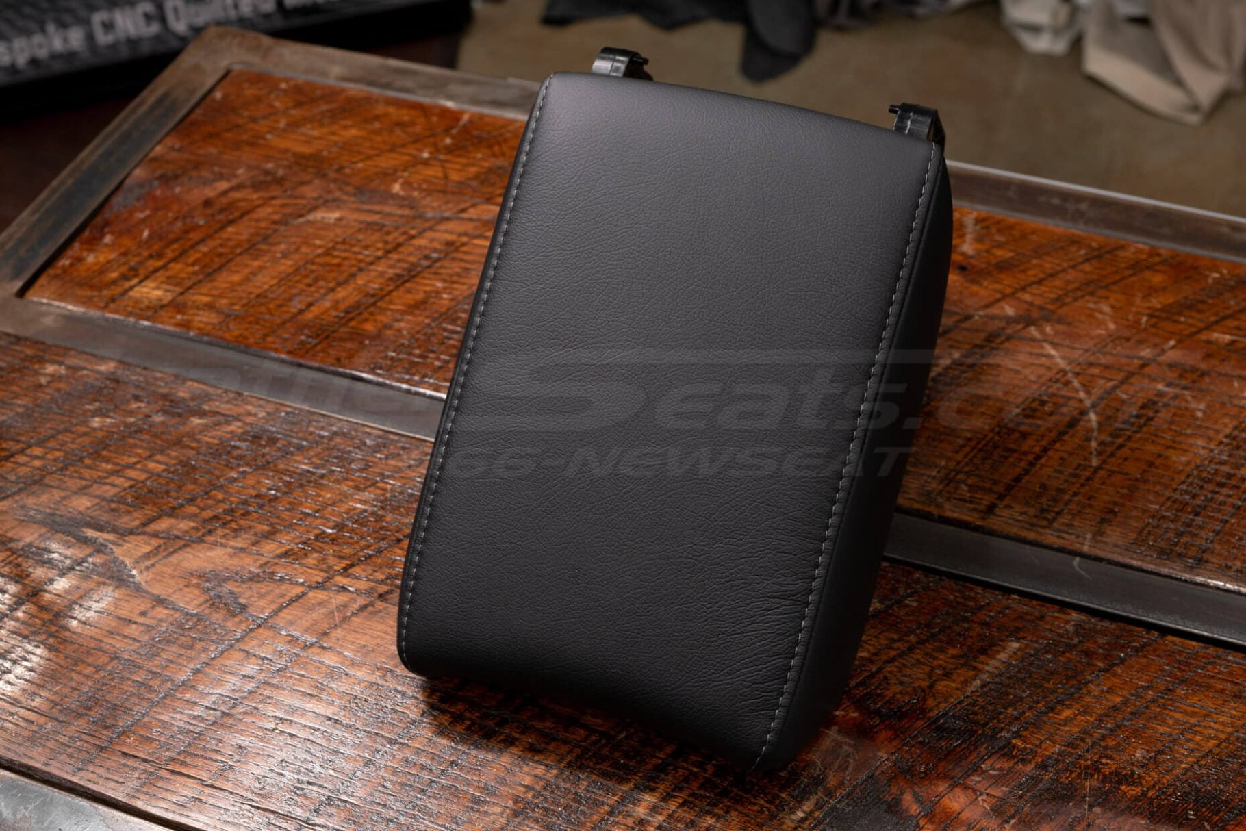 Honda CR-V interior upgrade – center console lid in black leather