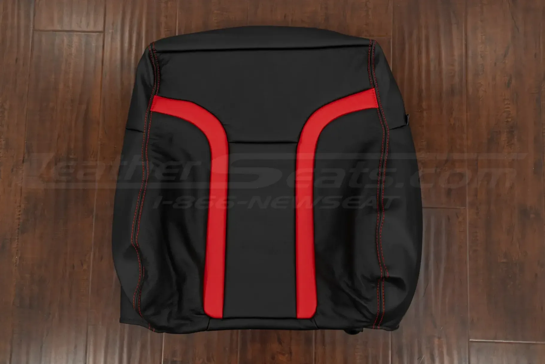 Two-tone leather backrest upholstery in black and bright red