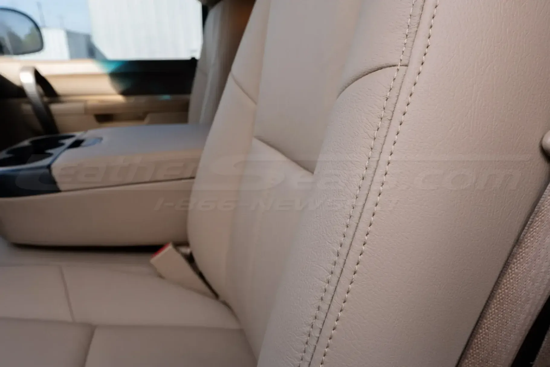 Sandstone double-stitching on sandstone leather - side bolster of front seats