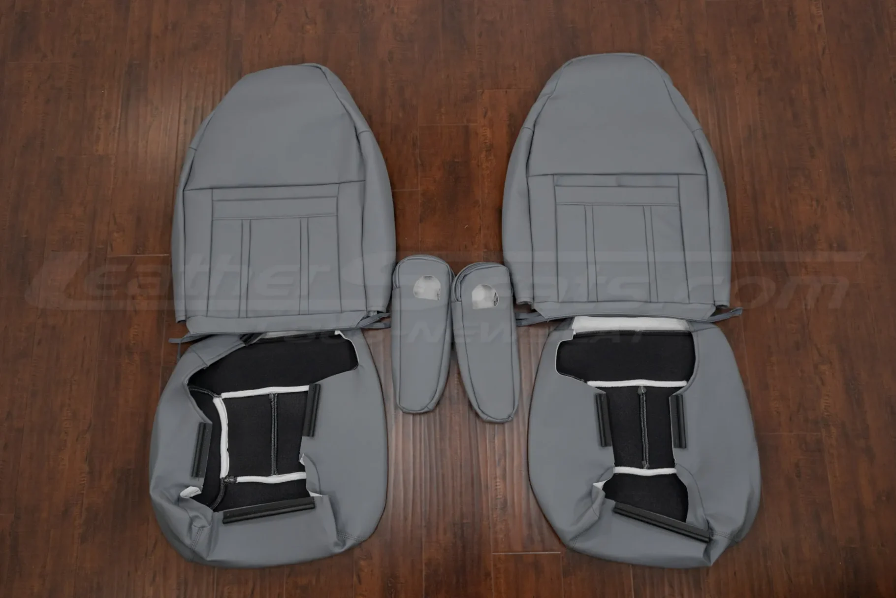 Front seat Crater Grey leather upholstery with armrests flipped